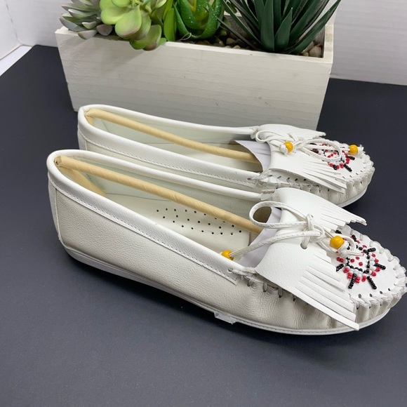 😍White Beaded Moccasins - Picture 2 of 4